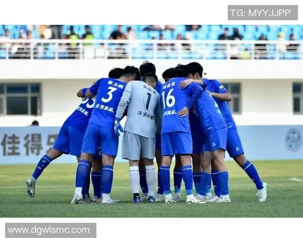 南京足球队团队协作引发热议球迷对战术配合的不同看法与争论